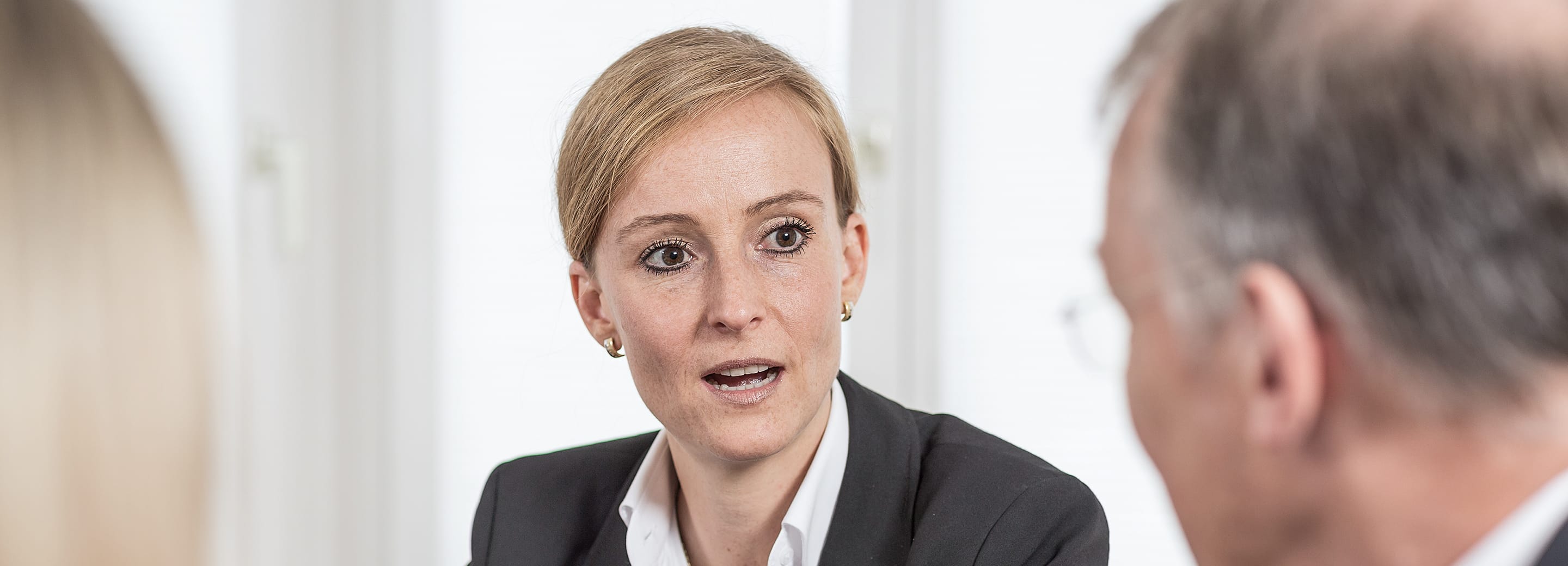 Anita Allert in einer non-disclosure-agreement Verhandlung