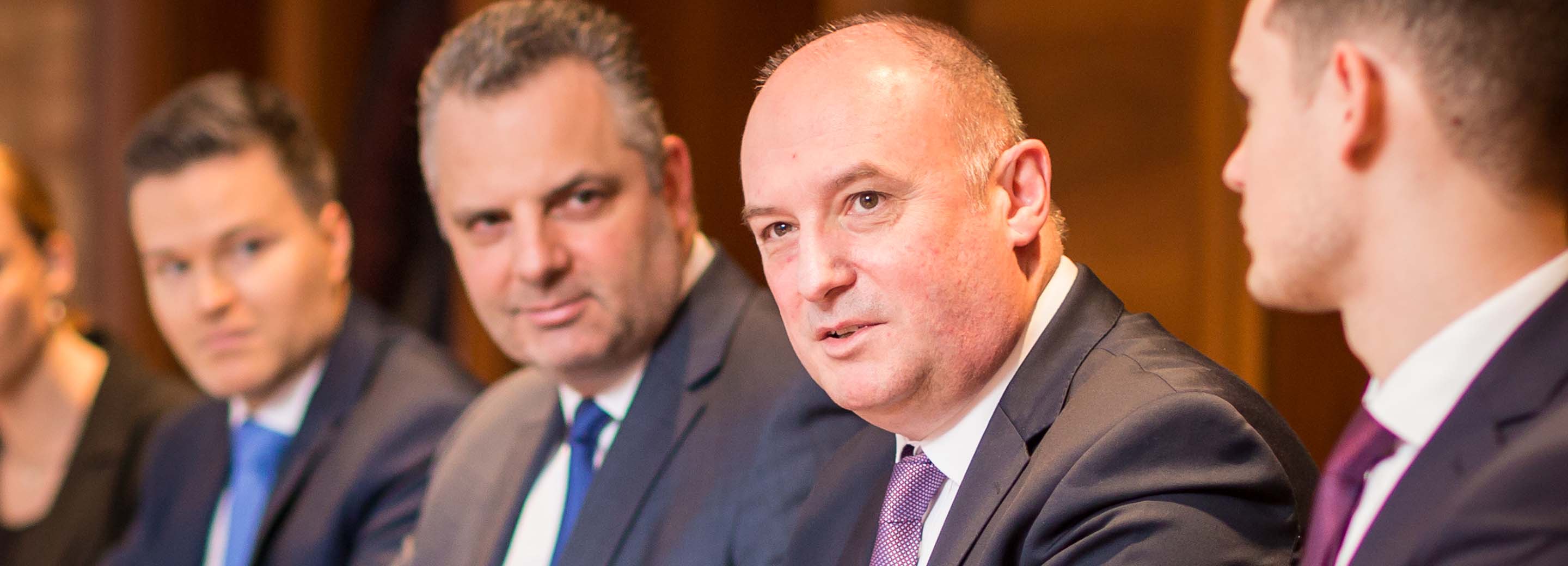 Gespräch mit einem Mandant zur aktuellen M&A-Transaktion