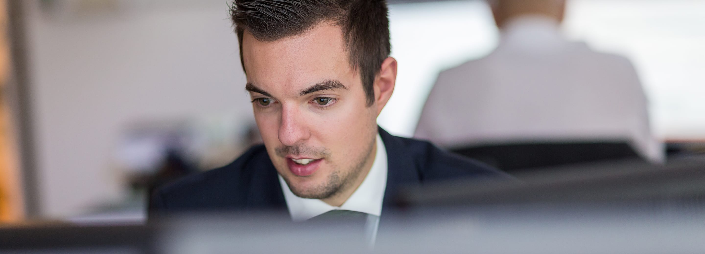 M&A-Analyst sucht nach neuen potenziellen Kaufinteressenten für den Unternehmensverkauf 