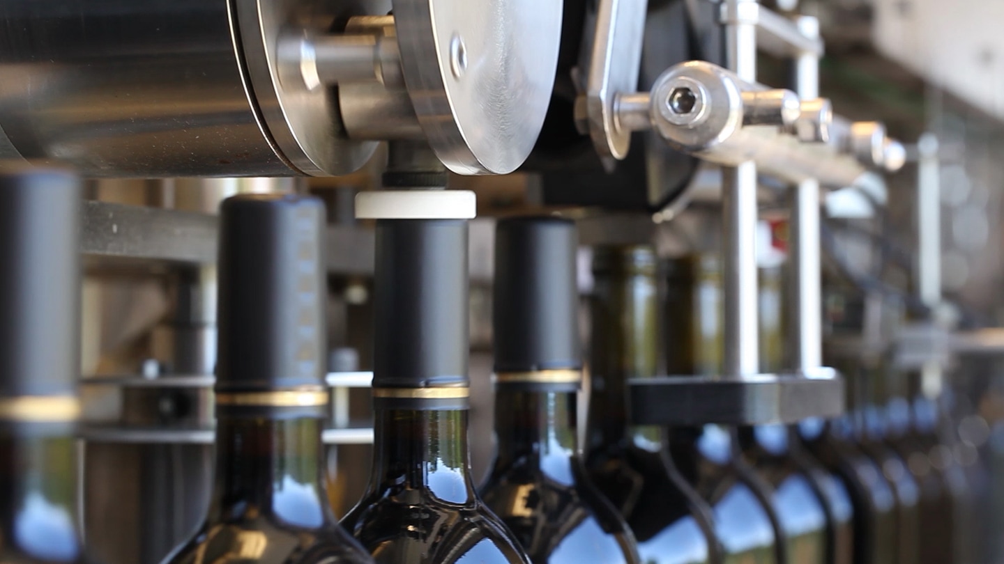 Maschine mit Weinflaschen aus der Verschluss- und Verpackungsindustrie