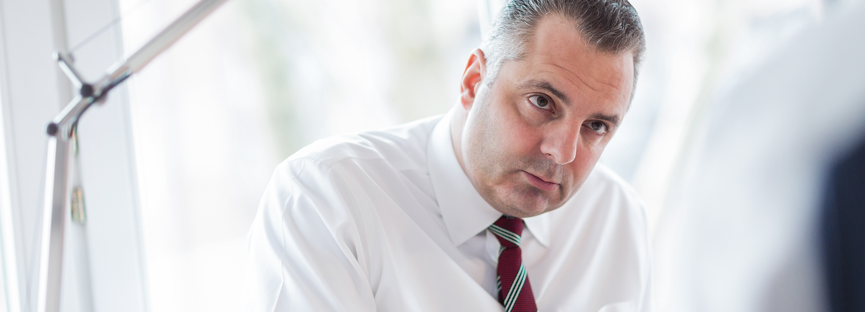 Arnd Allert in einer nachdenklichen Position zu einem M&A-Mandat