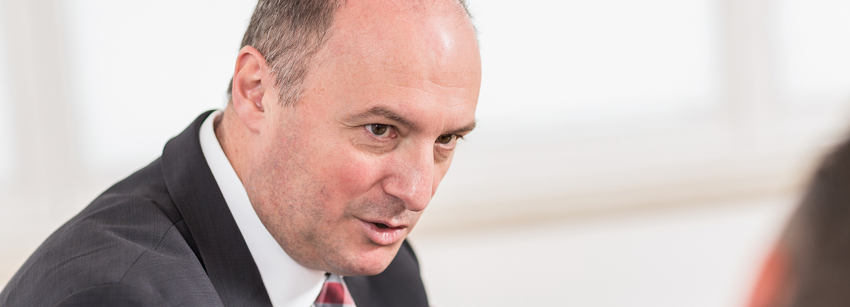 M&A-Berater in einem Gespräch zum Verkauf eines Unternehmens